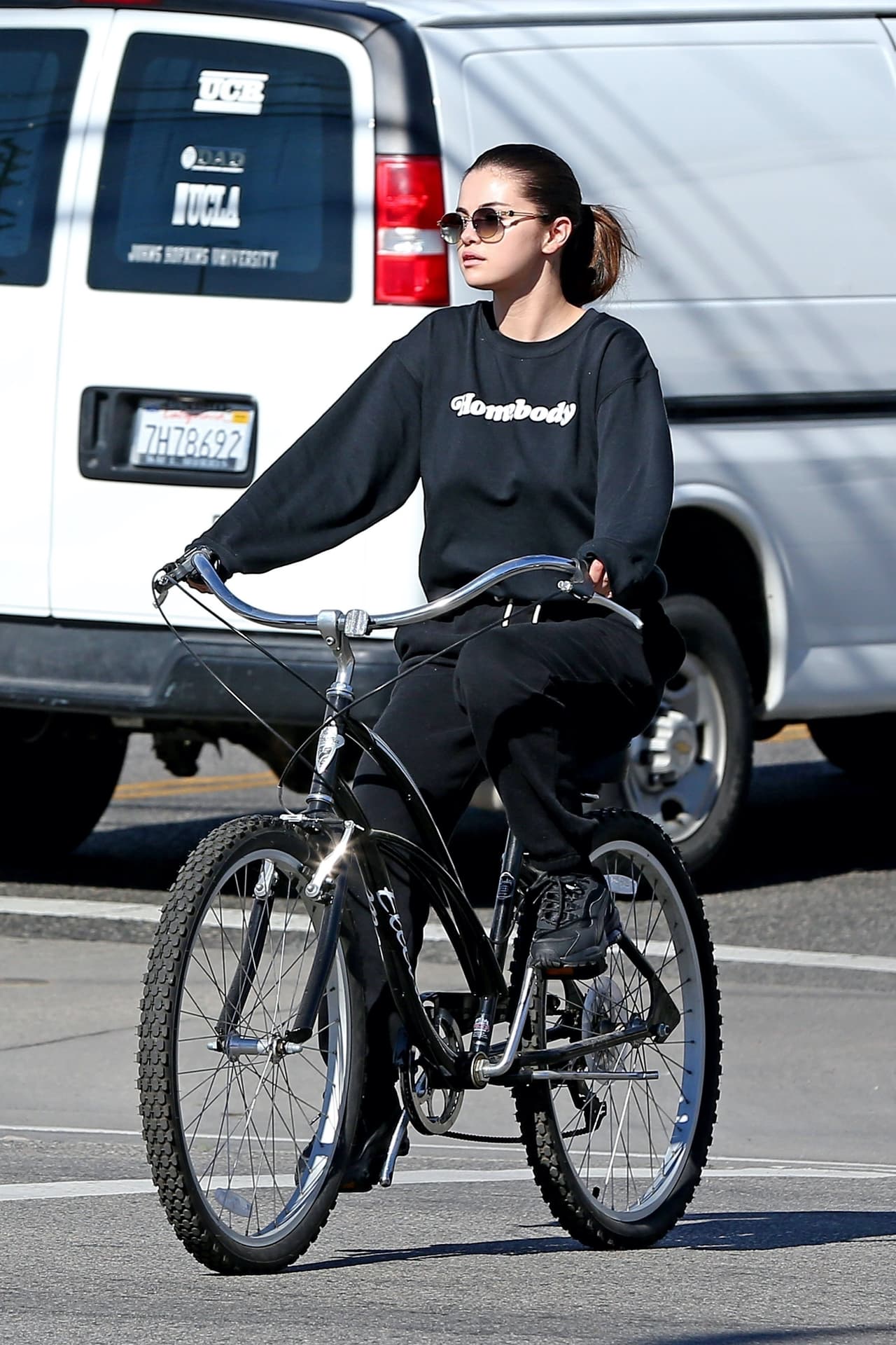 "Eso es algo en lo que tendré que seguir trabajando", comentó. "Sí, no creo que mágicamente me sienta mejor. Tengo días en los que 
<b>me resulta difícil levantarme</b> de la cama o tengo grandes ataques de ansiedad. Todo eso todavía sucede". 
<br>