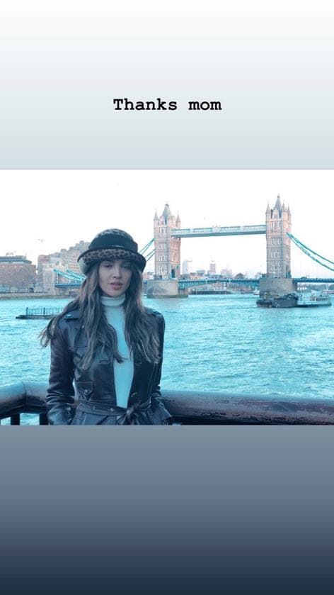 "Gracias mamá", se lee en la graciosa imagen donde vuelve a aparecer con los ojos cerrados.