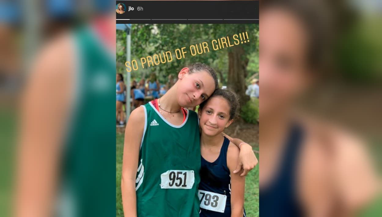 Al culminar la carrera, Jennifer López compartió con sus 100 millones de seguidores en Instagram lo orgullosa que se siente de sus niñas, Ella y Emme, quienes casualmente tienen la misma edad, 11 años.