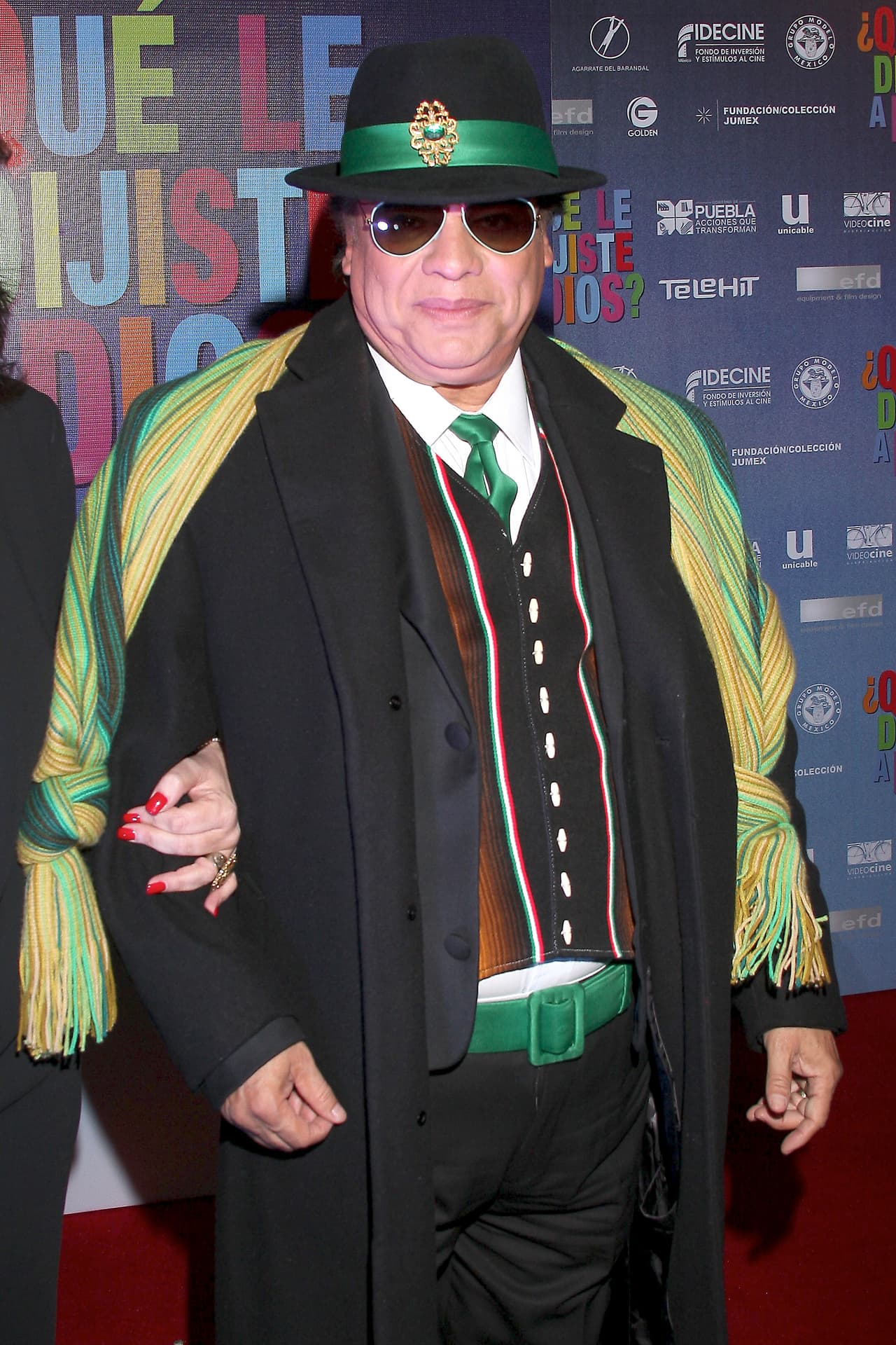 Juan Gabriel pensó que tenía un simple resfriado, sin embargo, tras su show su mejor amigo casi lo obligó a ir al hospital, donde lo internaron por una posible neumonía.