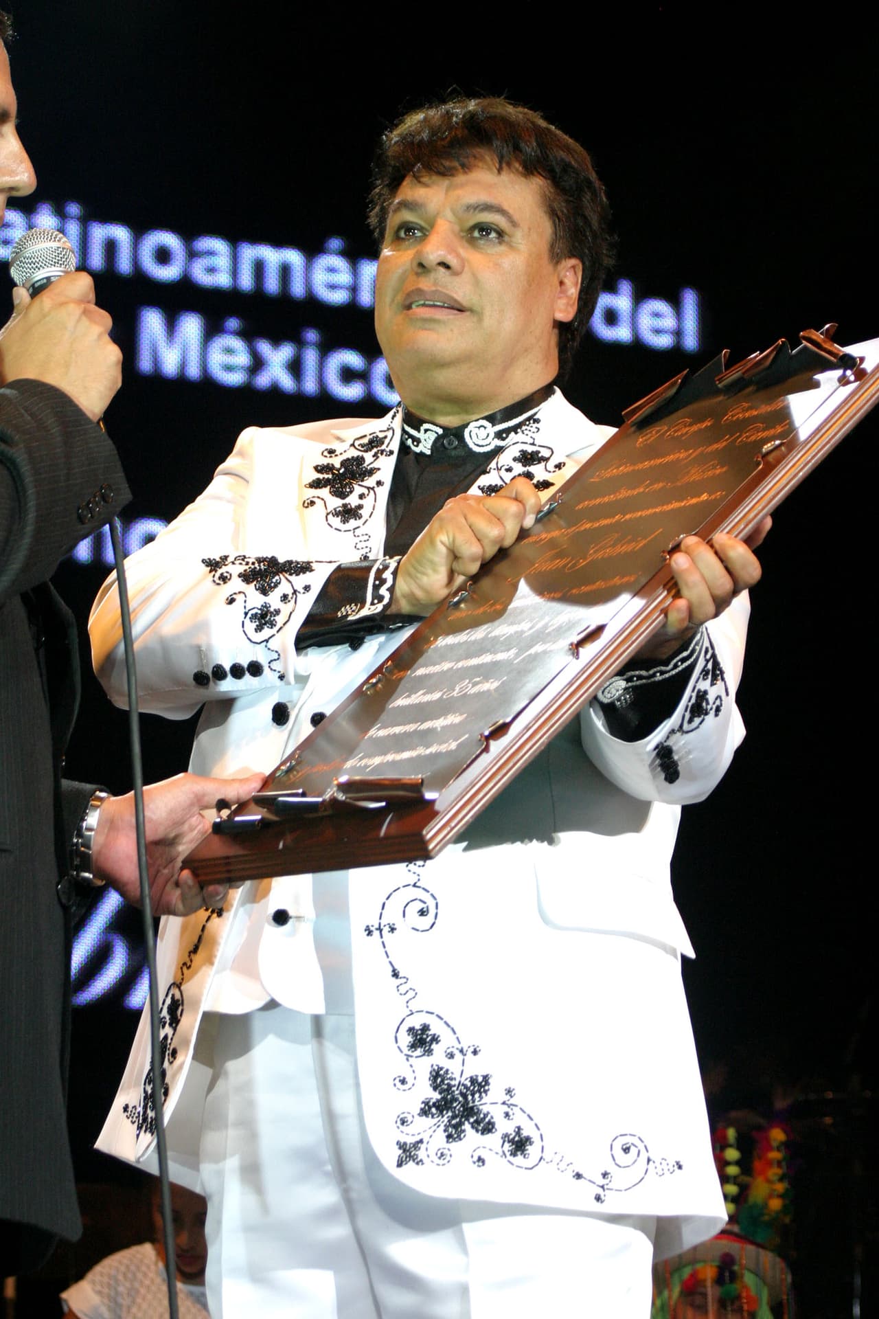 Durante cada uno de los shows, invitó a talentos nuevos a interpretar con él sus éxitos.