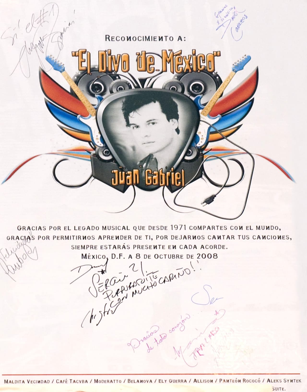 Luego de una serie de conciertos en el Auditorio Nacional, el cantante recibió un reconocimiento por su carrera.