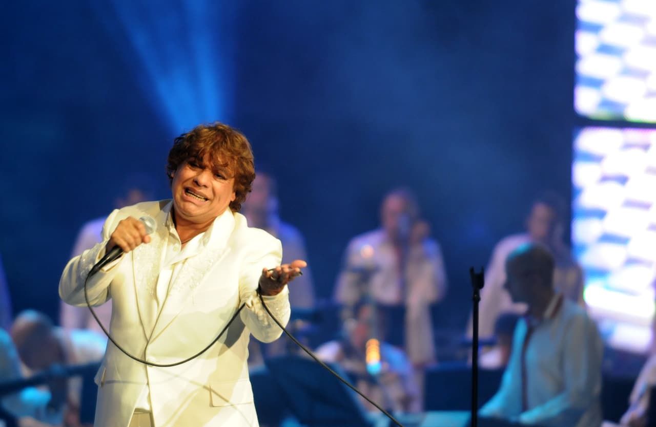 Su carisma, ritmo, simpatía y energía al interpretar le han dado buena reputación.