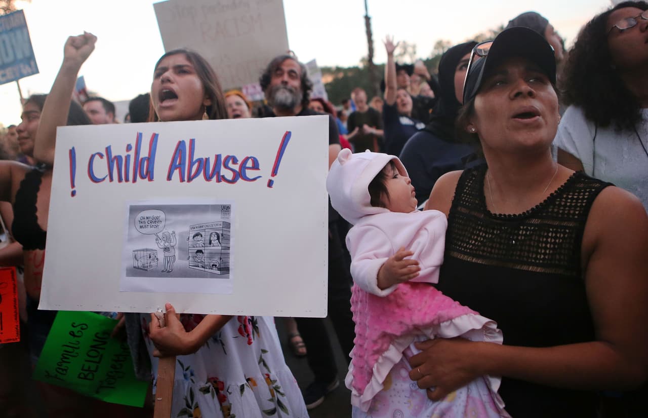 Si bien el gobierno de Trump 
<a href="https://www.univision.com/noticias/deportaciones/el-gobierno-asegura-que-no-tiene-una-politica-de-separacion-familiar-de-inmigrantes-en-la-frontera-pese-a-practicarla" target="_blank">ha asegurado que no tiene una política de separación de menores</a> en la frontera, lo sigue haciendo.