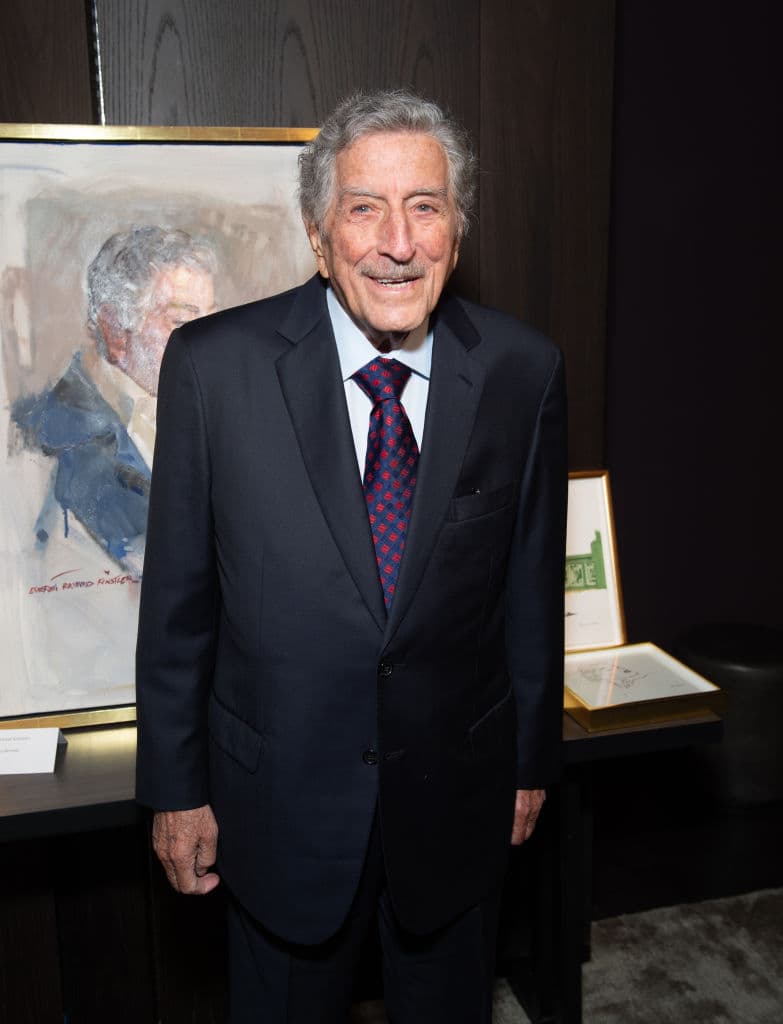 Tony Bennett (cantante) – El 3 de agosto cumple 95 años.
<br>