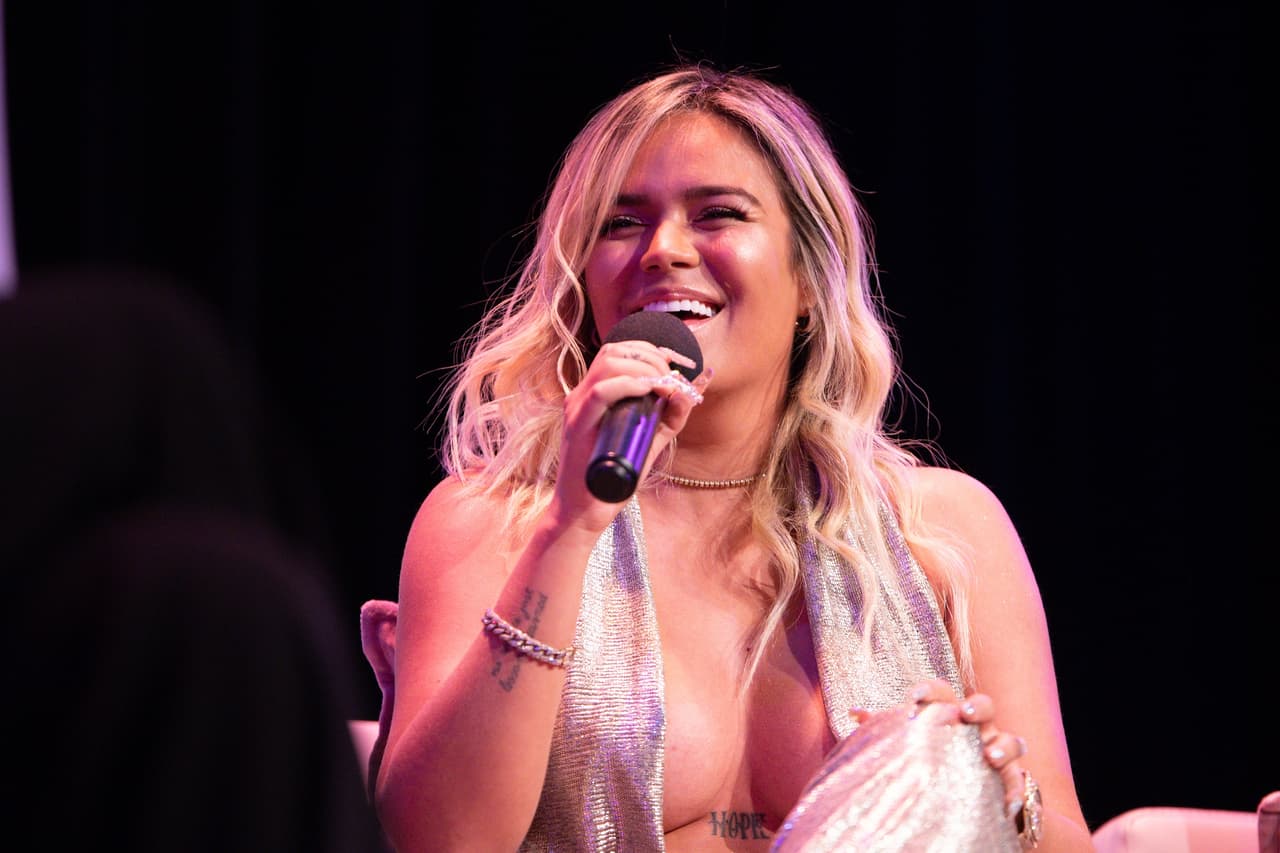 Karol G contó varias anécdotas durante la tanda de preguntas, entre ellas que su mamá no quiso ver durante varios días su video de 'Secreto' con Anuel AA luego de que ella publicara una foto en Instagram en la que se les ve a los dos juntos en la cama.