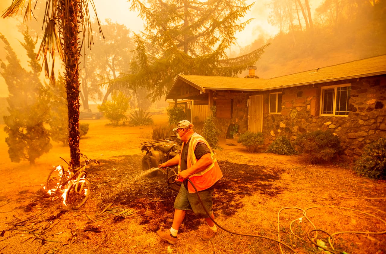 Cal Fire informó que en total 560 incendios arden en todo el estado, la mayoría de estos en los condados cercanos al Área de la Bahía, donde 
<a href="https://www.univision.com/local/san-francisco-kdtv/avanzan-a-120-pies-por-minuto-la-velocidad-de-los-incendios-frena-la-labor-de-bomberos-en-california" target="_blank">más de 64,000 personas han tenido que abandonar sus hogares</a> de manera repentina debido a las órdenes de evacuación.