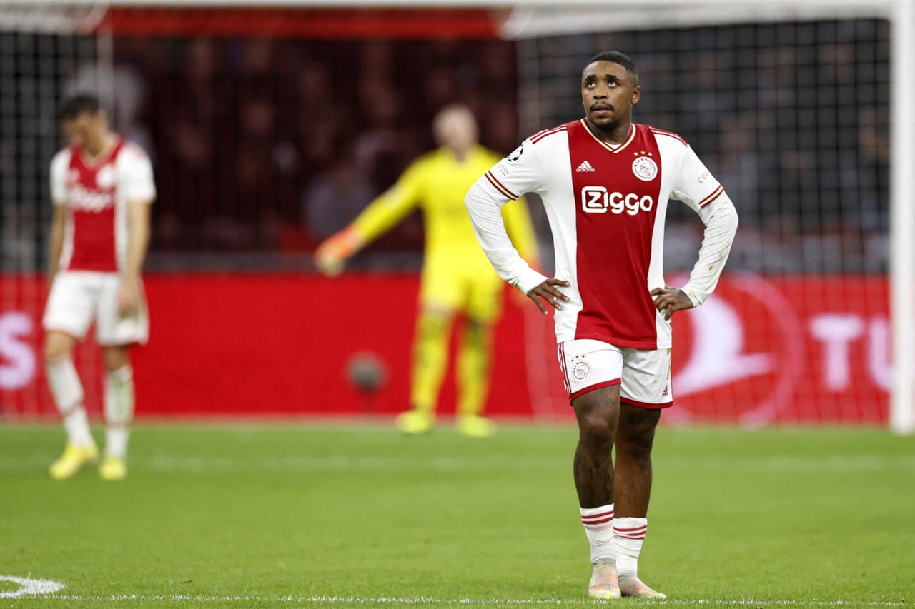 Napoli aplastó al Ajax a domicilio y lleva paso perfecto en la Champions League.