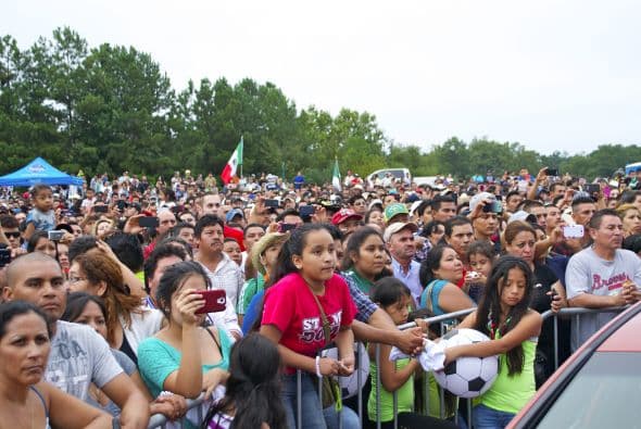 Al ritmo de banda las hermanas Marisol y Vicky Terrazas con su agrupación “Horoscopos de Durango”, pusieron a bailar a más de 80 mil personas que asistieron al evento Fiestas Patrias en Plaza Fiesta.