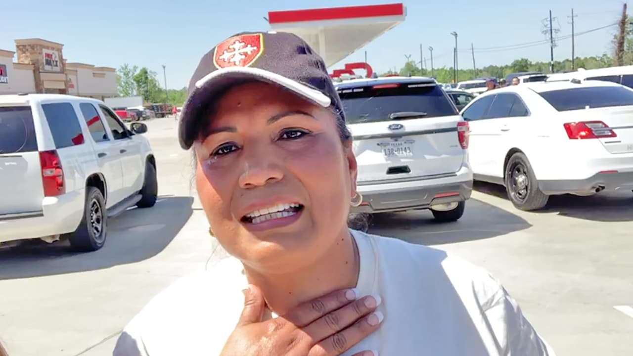 María Coahulias, una mexicana que vive muy cerca del recinto donde se esperaba a Trump en Crosby, se mostró muy emocionada con la visita presidencial y dijo que lo apoyaba y lo quería "a pesar de todo". En esta localidad viven unos 900 hispanos.