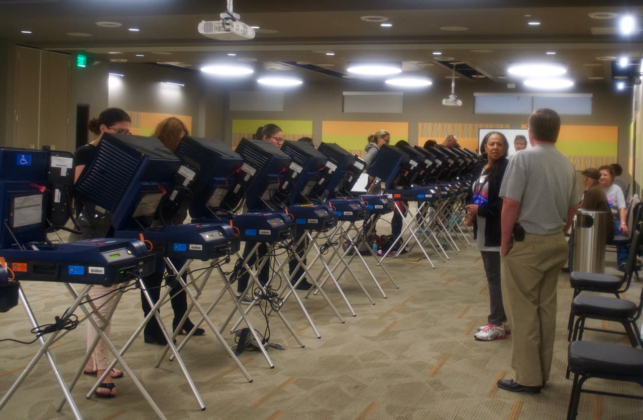 En la sede de la Universidad de Las Vegas en Henderson, Nevada, oficiales informaron que al medio día del 24 de octubre de 2016, ya habían votado 250 personas.