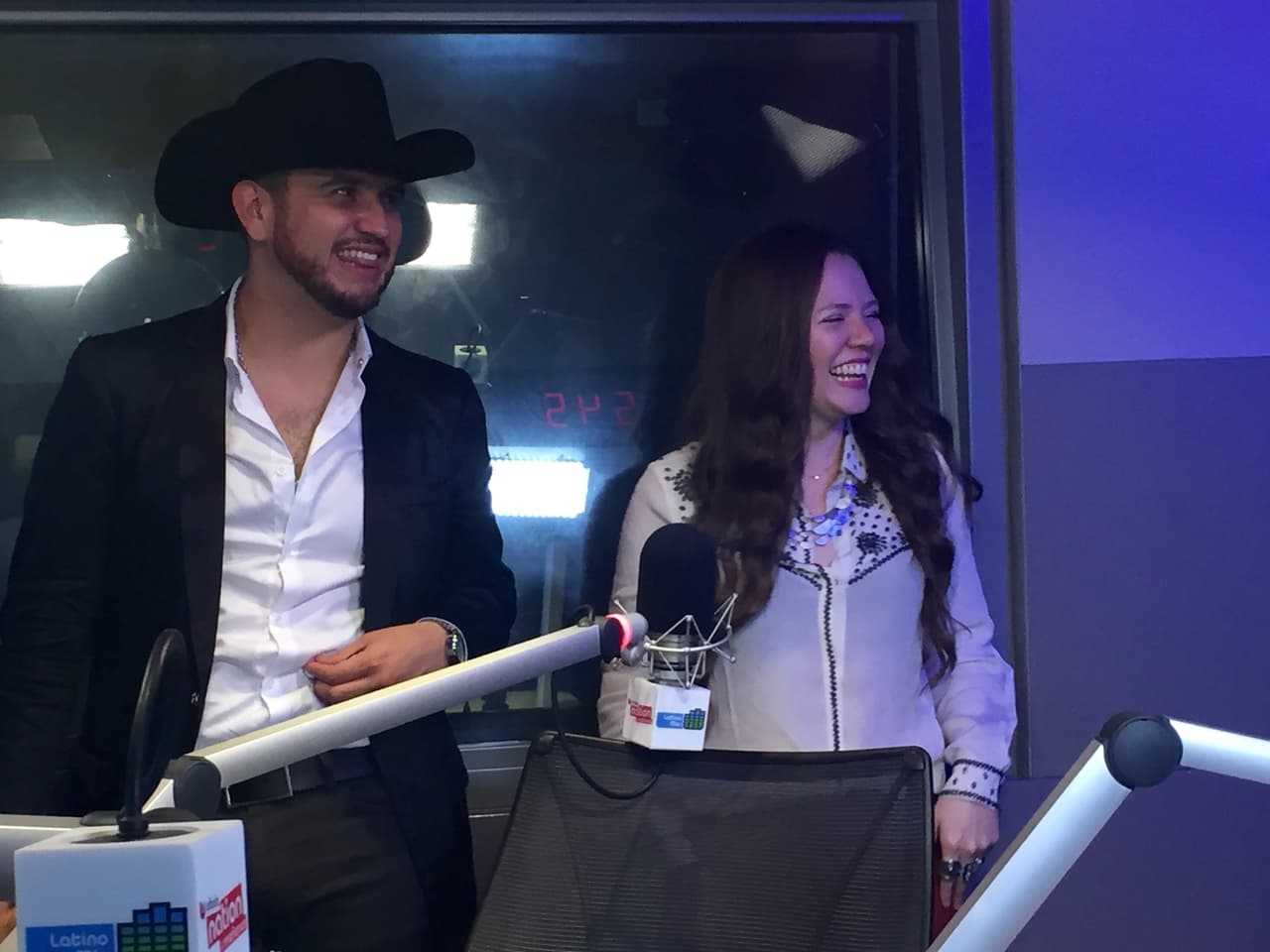 Los hermanos Jesse y Joy pasaron por los estudios de Uforia Nation para platicar con Pancho y Rene. Sin imaginar que Calibre 50 los iba a sorprender.