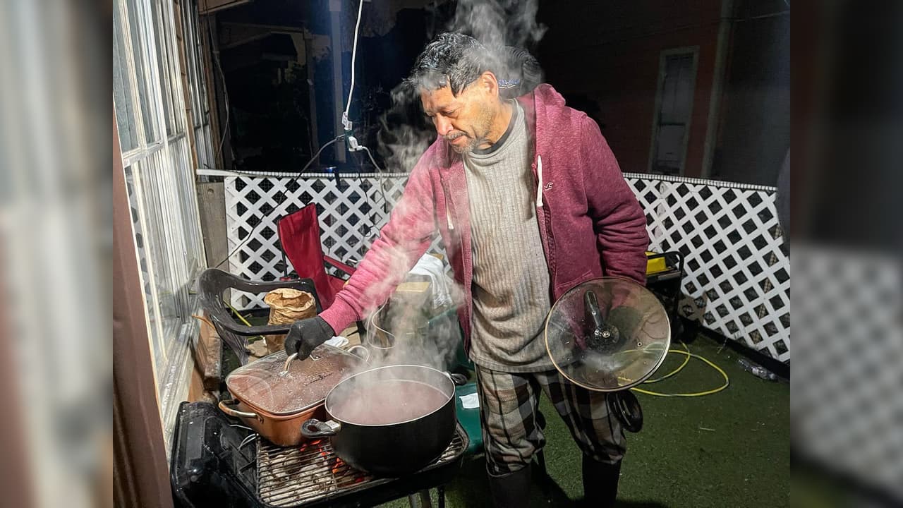 Lo que hacía la gente era cocinar varios platillos al mismo tiempo para aprovechar el carbón que ya estaba encendido.