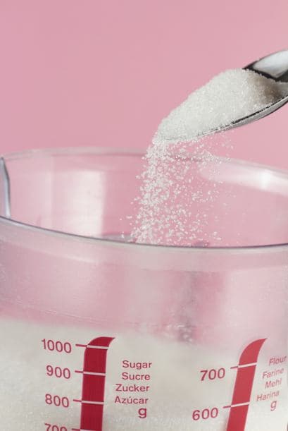 En cambio, emplea una cuchara grande para colocar harina en la taza, forma una pequeña montaña, luego remueve el excedente con un cuchillo.