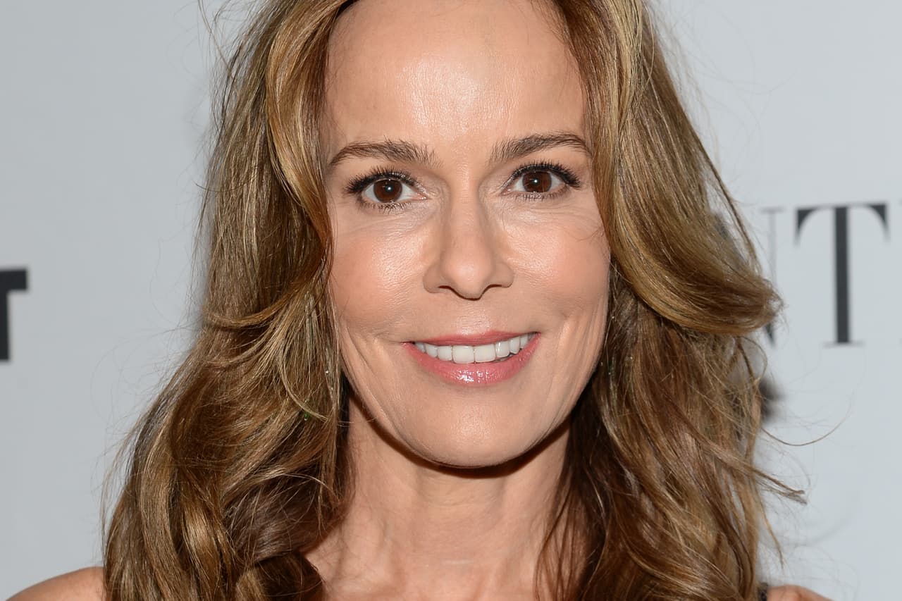 Con un patrimonio de alrededor de 61.3 billones de dólares,
<b> Julia Koch</b> ostenta el título de la tercera mujer más rica del mundo (la segunda es Alice Walton, pero se desconocen las identidades de sus parejas).