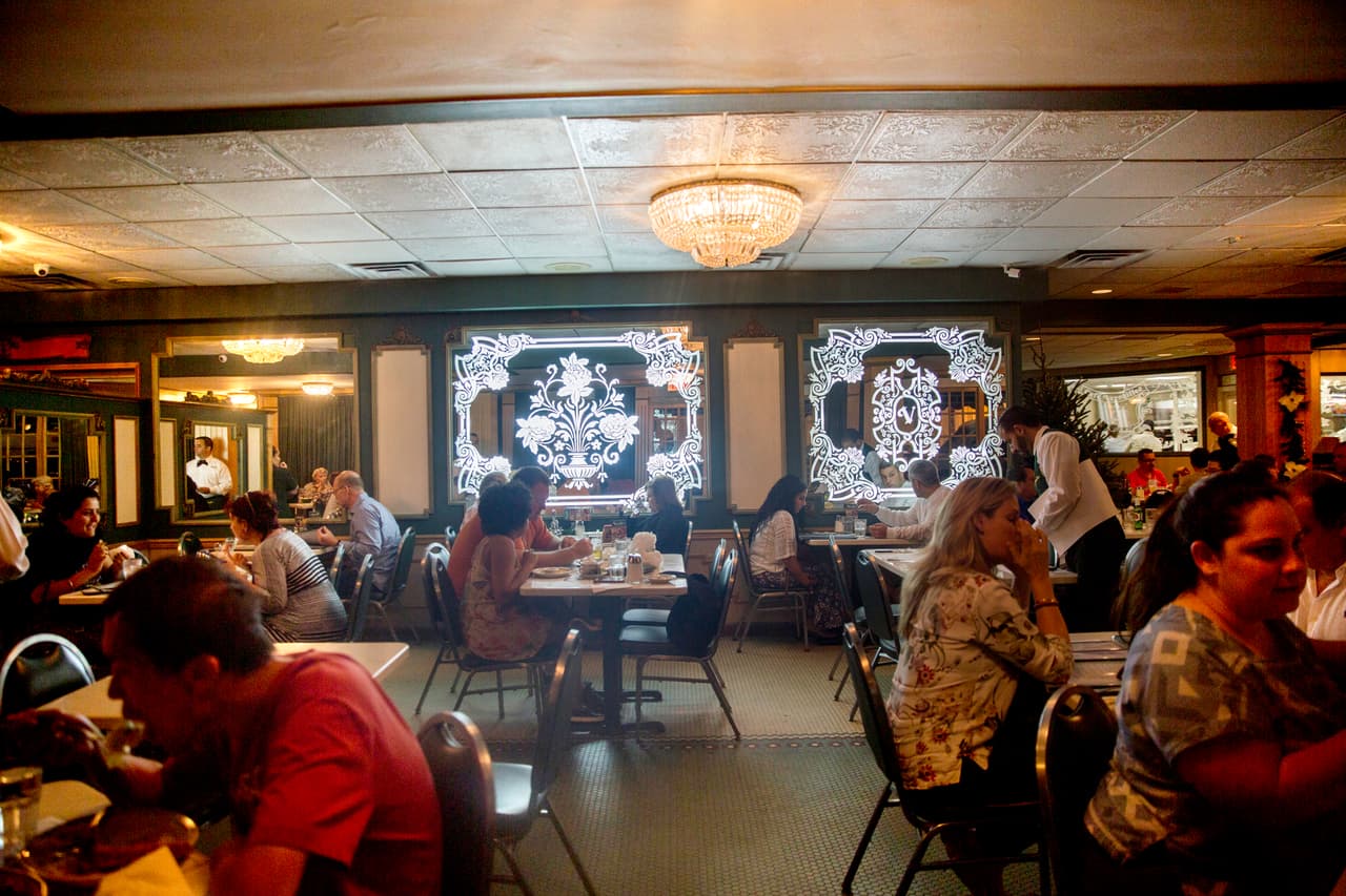 Lejos del exotismo de los lugares de la Habana, de baldosines blancos y negros, este restaurante extrañamente intentó replicar un cafetín europeo y la opulencia de espejos del verdadero Salón de Espejos de Versalles, en Francia.