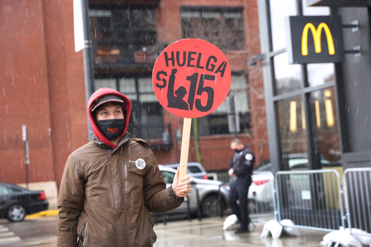 <b>¿Tiene la propuesta de Wolf alguna posibilidad de aprobarse? </b>Es poco probable dada la composición actual de la legislatura estatal. La oposición republicana a los aumentos del salario mínimo se ha centrado durante mucho tiempo en lo que el aumento de los gastos generales podría obligar a las empresas a hacer para compensar esos mayores costos de nómina. Ahora, en medio de una recesión relacionada con una pandemia y restricciones comerciales relacionadas con la pandemia, parece incluso menos probable que lo reconsideren.
<br>
<br>
