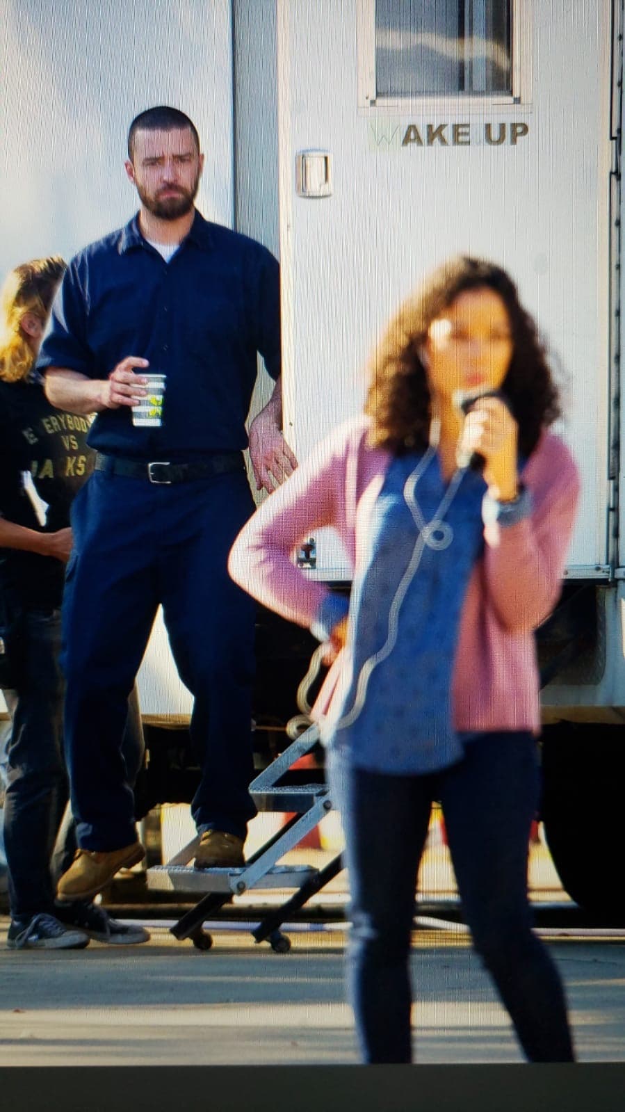 "Permítanme ser claro, nada pasó entre mi compañera y yo. Bebí demasiado esa noche y 
<b>me arrepiento</b> de mi comportamiento. Debería haberlo sabido", escribió el cantante.