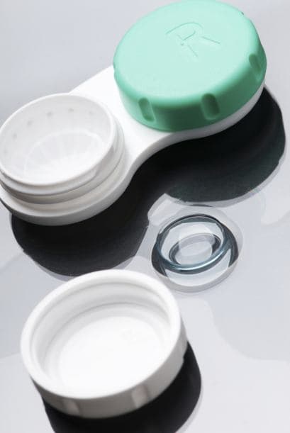 ¿Qué hacer? Sigue las instrucciones de cuidado y limpieza que te dé tu médico al prescribirte lentes de contacto.