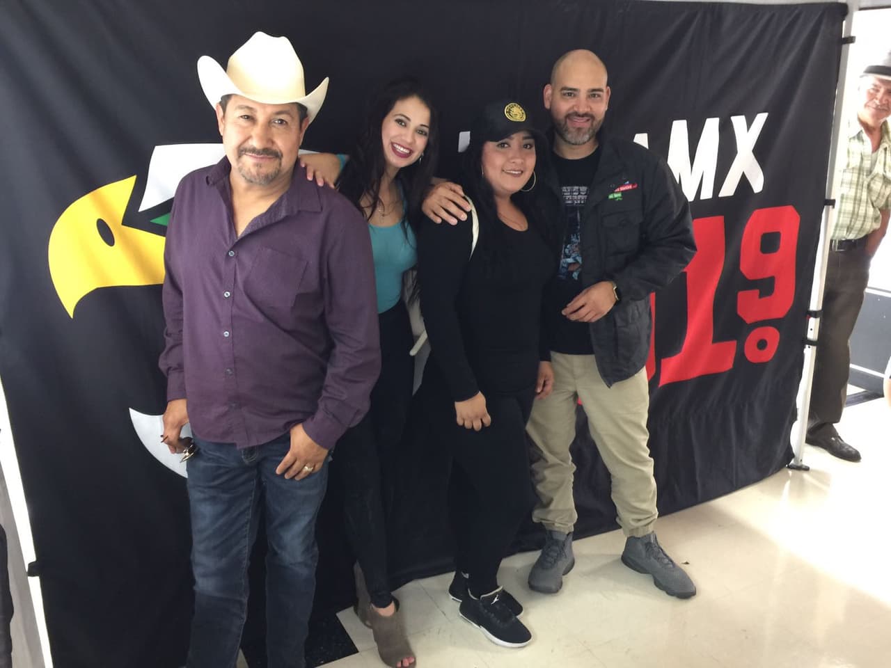 Raul 'El Pelón', Carla Medrano y El Feo vistieron de color verde las calles de Los Ángeles previo al partido de la selección de mexicana en esta ciudad.