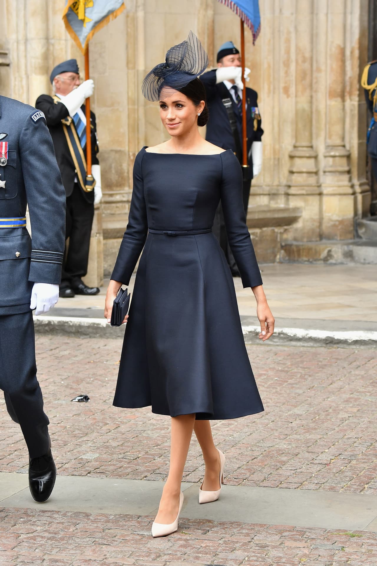 <b>10 de julio 2018.</b> En el servicio conmemorativo por el 100 aniversario de la Real Fuerza Aérea británica, Meghan Markle eligió un vestido azul marino de Christian Dior que consolidó su estilo clásico y atemporal -con una clara inspiración en Audrey Hepburn.
<br>
<b><a href="https://www.univision.com/estilo-de-vida/moda/esta-es-la-razon-por-la-que-meghan-y-kate-no-pueden-compartir-closet">Costo estimado del outfit completo: $10,291.</a></b> 
<br>