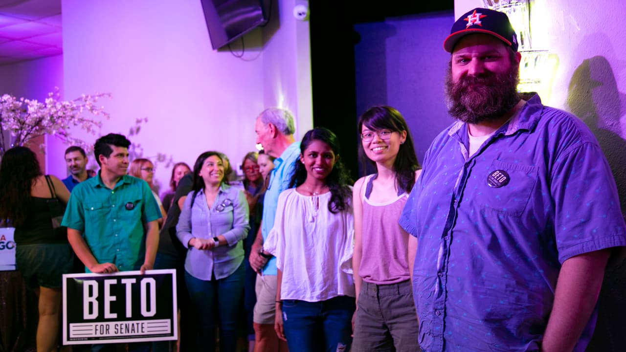 Los partidarios de O'Rourke que se quedaron al final del town hall hacen fila para tener la oportunidad de tomarse una selfie con el candidato.