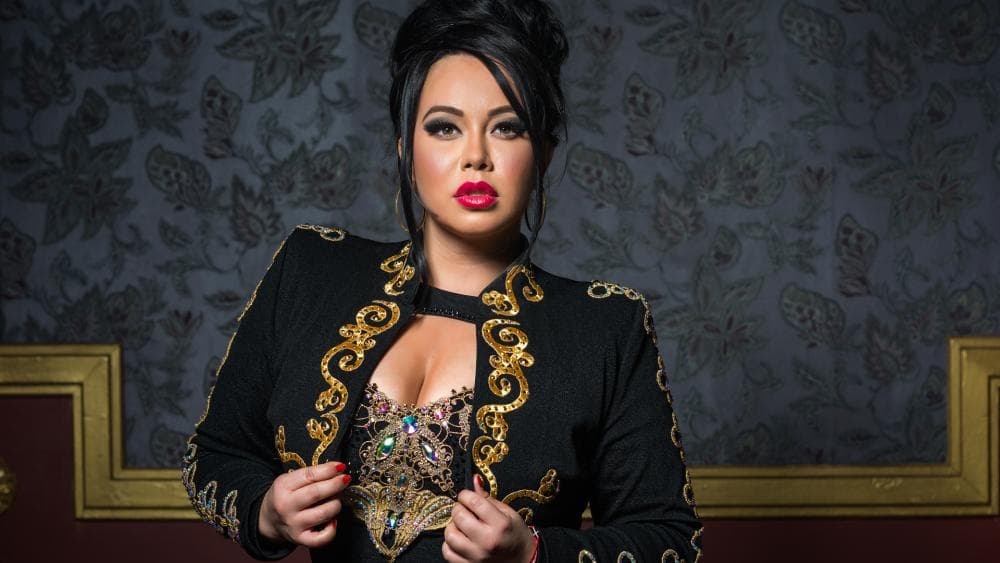 <b>Chiquis Rivera</b>
<br>
<b>Un replanteamiento sentimental</b>
<br>Después del golpe emocional que significó su ruptura con Ángel del Villar y las repercusiones que tuvo en el orden personal y en su carrera, Chiquis parece estar nuevamente en forma para salir adelante y concentrar toda su energía en su trabajo. No se pronostican relaciones sentimentales fuertes sino más bien un fortalecimiento de sus vínculos familiares.