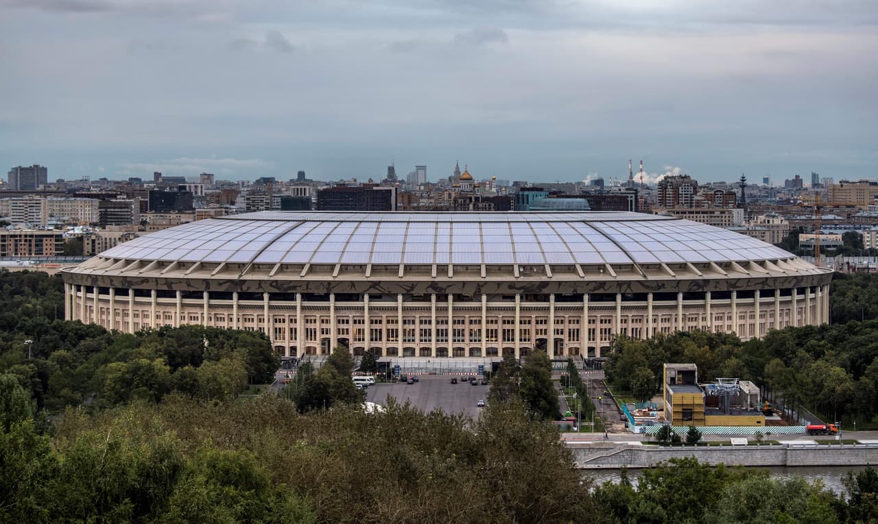 Las obras de remodelación en el 
<b>Estadio Luzhniki (Moscú) </b>ya han terminado y el máximo escenario deportivo de los rusos está listo para recibir la Copa del Mundo de la FIFA. Albergará 80,000 espectadores y será sede del partido inaugural, la gran final y otros seis juegos.