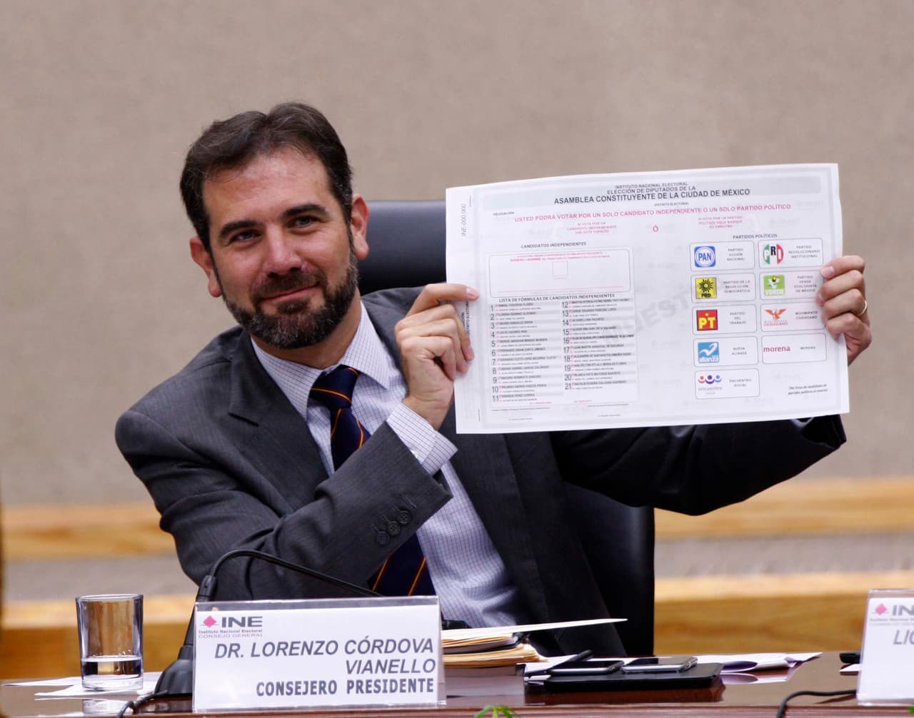 El Consejero Presidente Lorenzo Córdoba muestra la boleta para la elección de la Asamblea Constituyente.