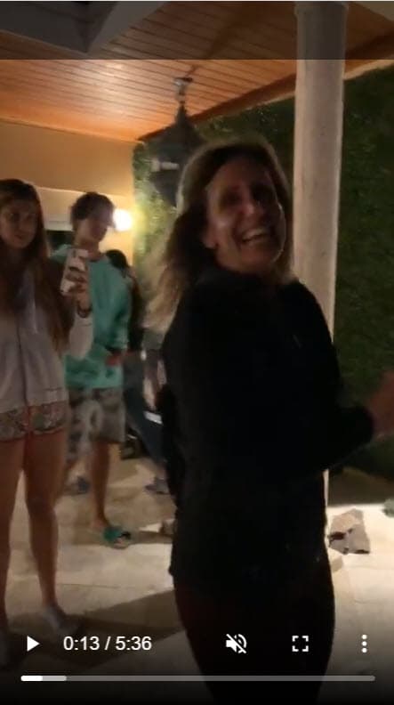 "¡Feliz cumpleaños a mí! Así me sorprenden mis hijos a las 12 de la noche con marichi. Gracias mis niños bellos, creo que este será un cumpleaños muy diferente, pero hoy más que nunca celebro la vida", se lee en la publicación de Instagram de la Flaca, donde compartió el video.
<br>