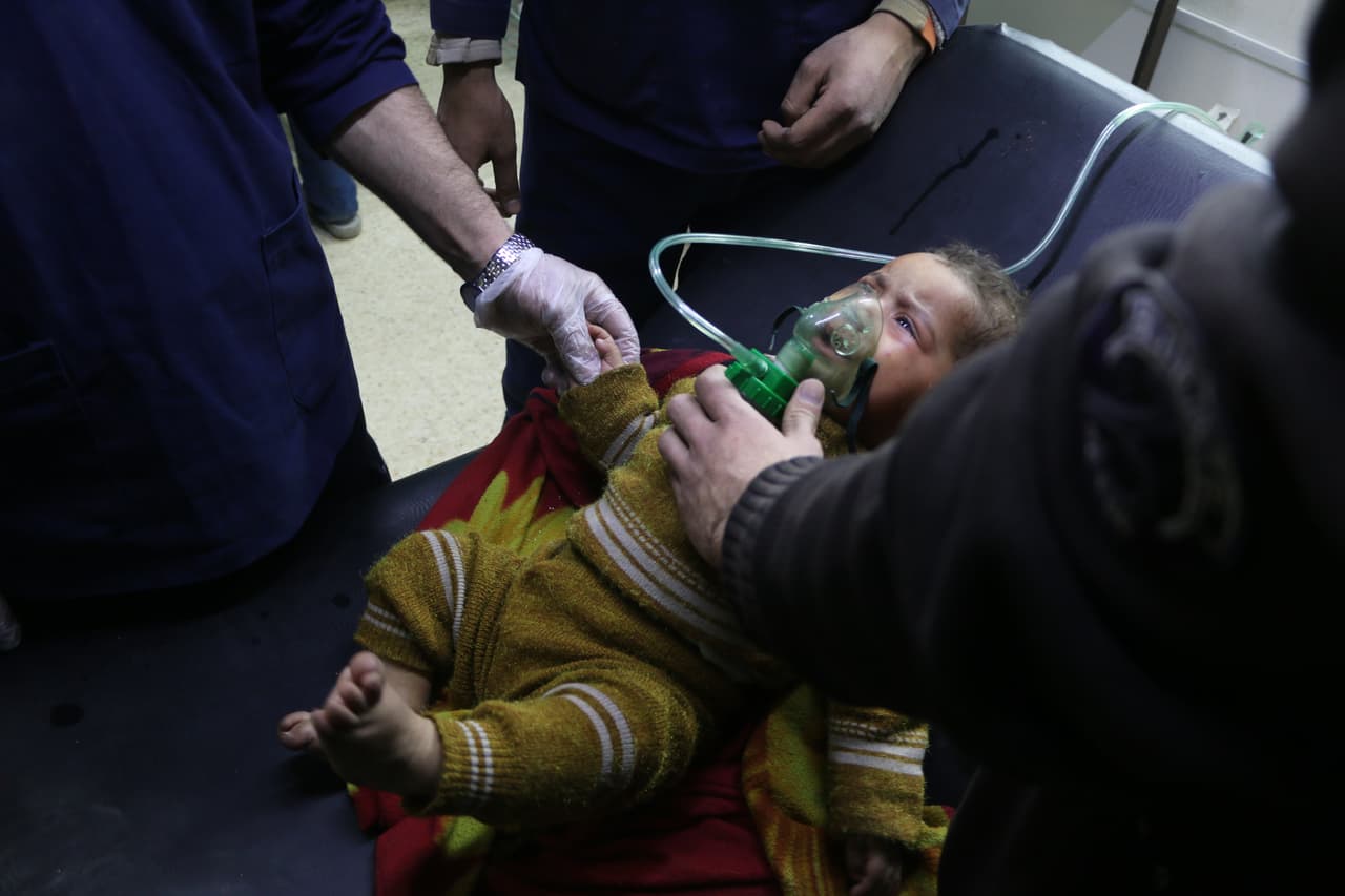 Tratan a un bebé en un hospital de campaña después de un presunto ataque con gas cloro lanzado por el régimen de Asad en Hamouriyah, Guta Oriental, el seis de marzo de 2018.