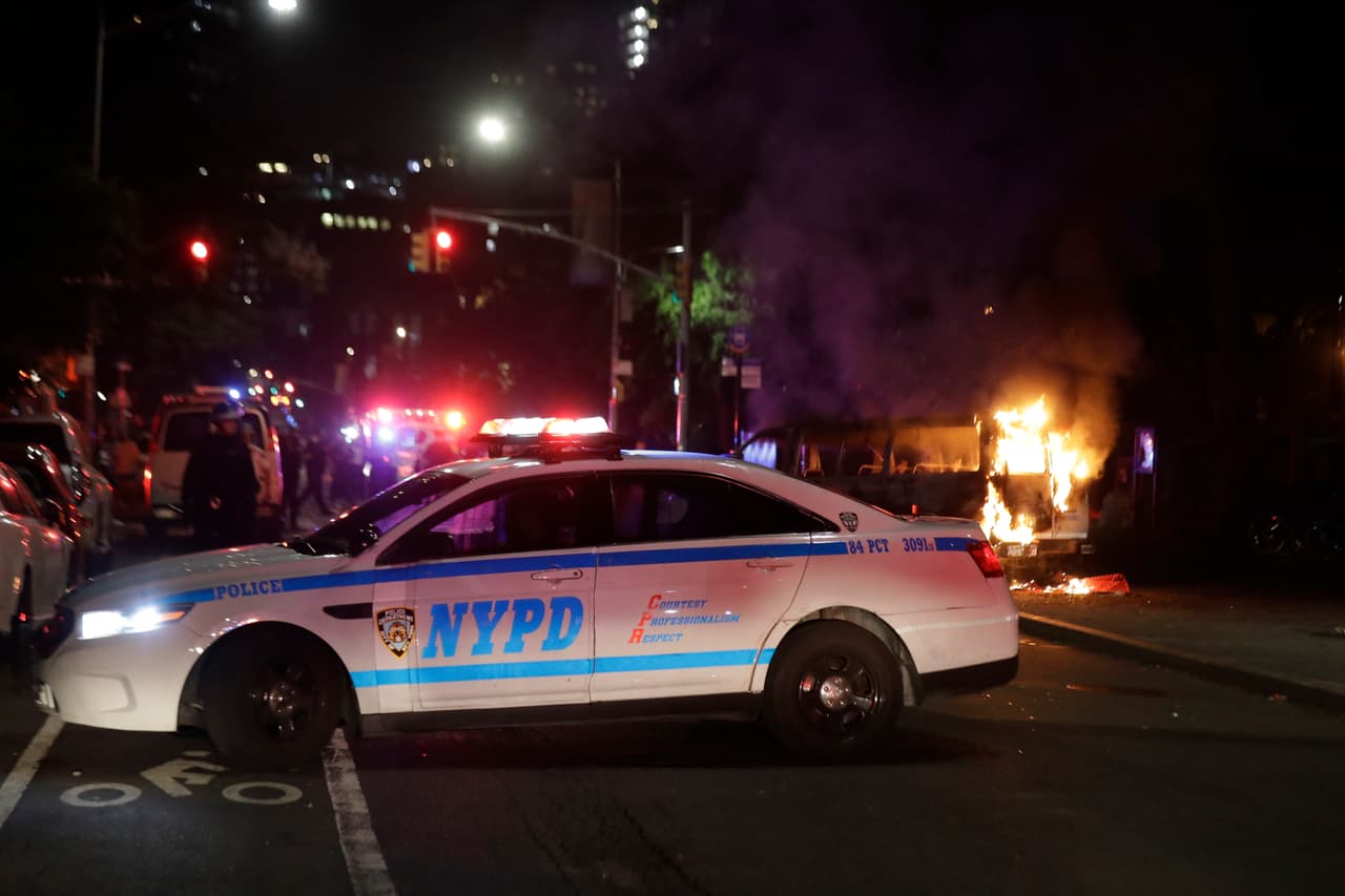 La policía bloqueó la Avenida DeKalb, donde una patrulla fue incendiada.