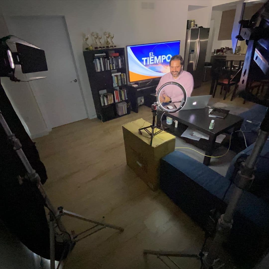 Albert trabajó duro desde casita y así improvisó un set el experto en el tiempo.