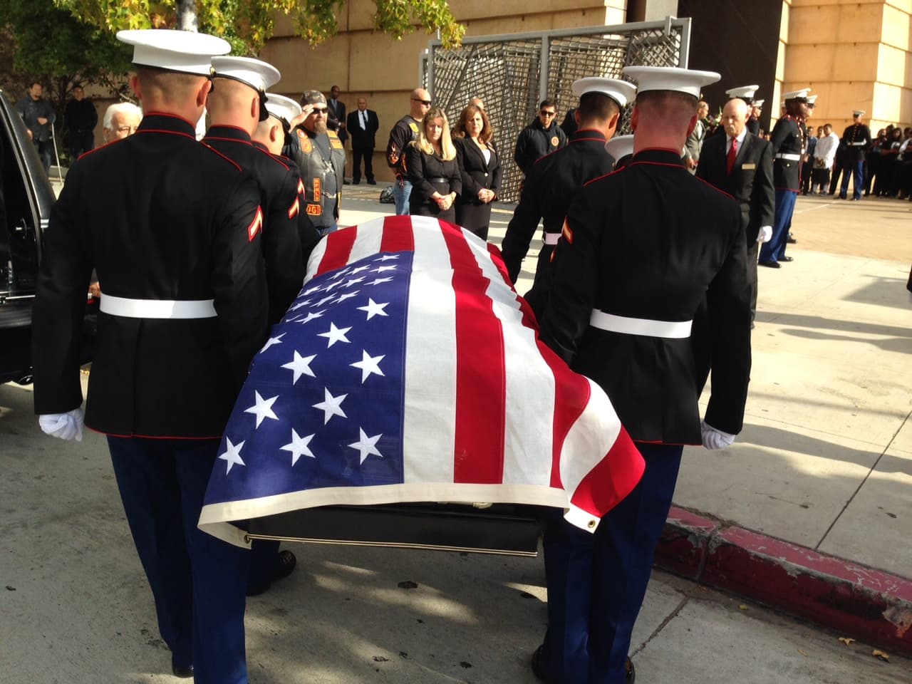 Una bandera de Estados Unidos cubre el ataúd en el que yace el cuerpo de Carlos Segovia.