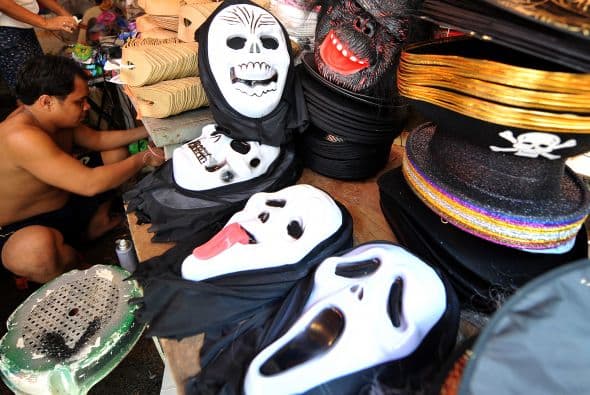 ¿Cómo es que comenzaron los disfraces? Según la costumbre, para evitar que estos espíritus malévolos o traviesos le hicieran algo a los humanos, lo mejor era "esconderse" de ellos usando algún disfraz. Por ello, usaban máscaras y disfraces para ya sea asustarlos o confundirse entre ellos, para que no distinguieran que fueran seres vivos.