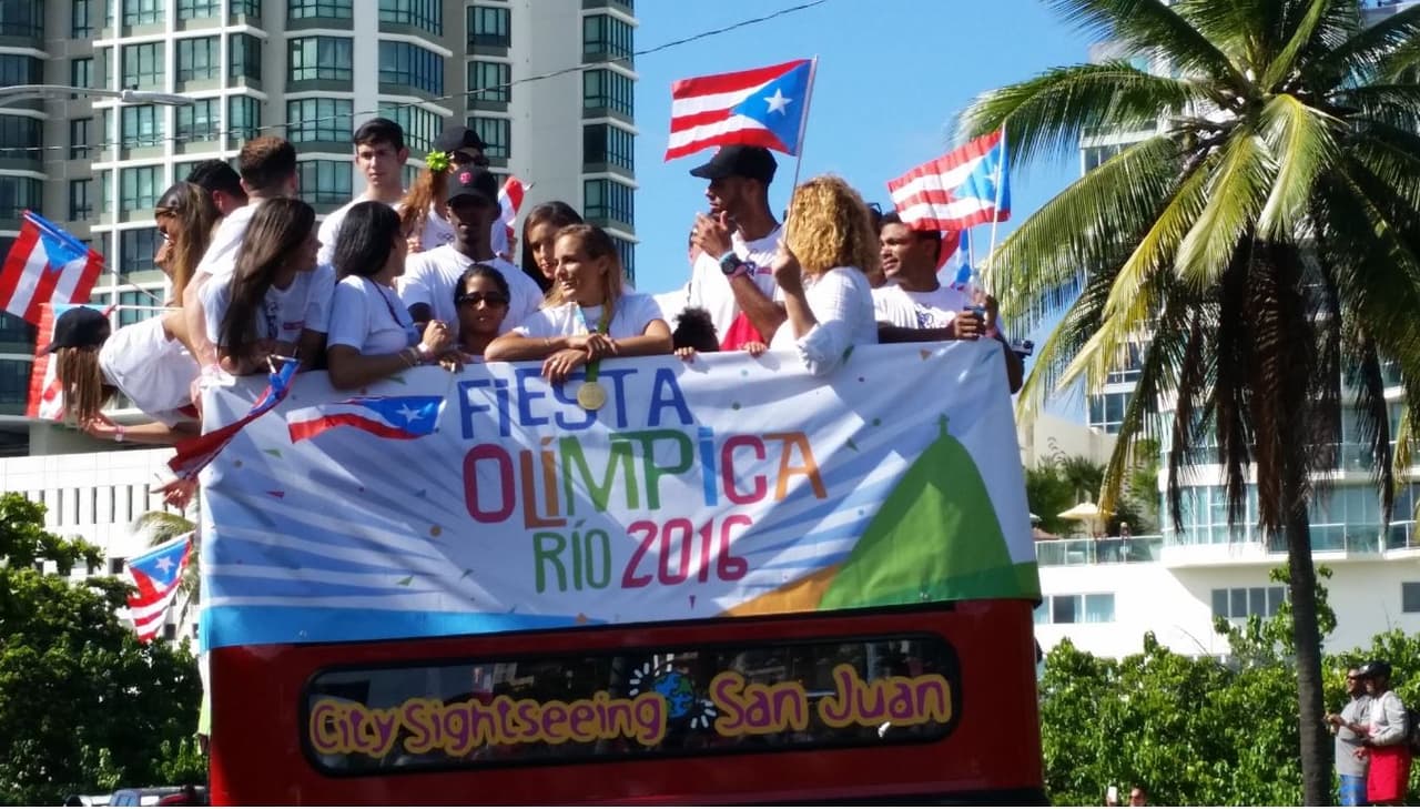 Desde tempranas horas cientos de personas se han dado cita en cada una de las paradas que los atletas boricuas han realizado como homenaje a su gesta olímpica en Río 2016.