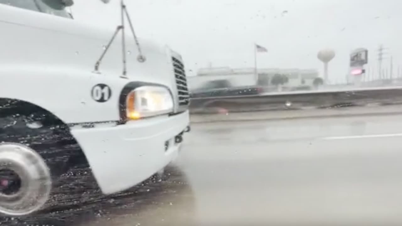 Guarde plantas y macetas en la cochera o en un lugar seguro. Esté pendiente de las recomendaciones de las autoridades y siga las indicaciones de alerta.