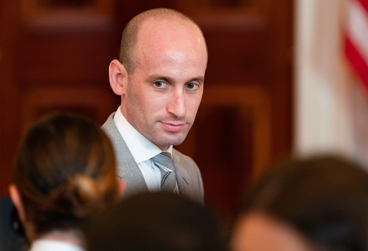 <b>Stephen Miller</b>, asesor del presidente Trump, ha dado positivo a coronavirus, de acuerdo con reportes noticiosos del seis de octubre. Hallie Jackson, de 
<i>NBC News</i>, y Maggie Haberman, de 
<i>The New York Times</i>, dijeron que Miller se contagió citando fuentes anónimas.