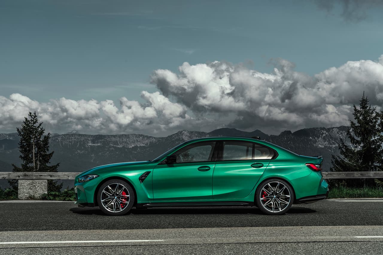 De serie, el M3 recibe frenos delanteros de pinzas fijas y seis pistones con discos de 380 mm; y frenos traseros de pinzas flotantes y un pistón con discos de 370 mm.