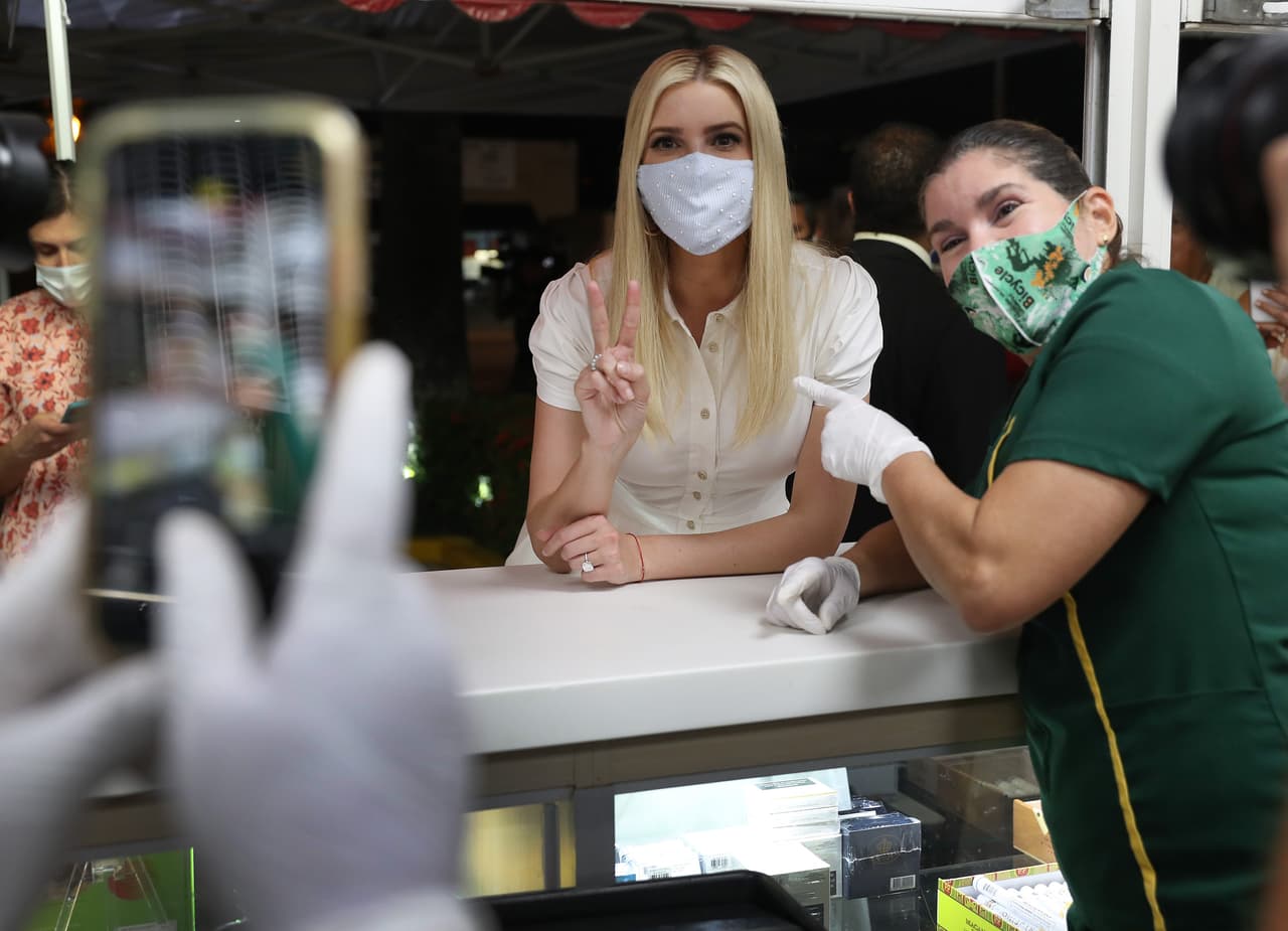 Y al final de su visita a la ciudad, Trump hizo una parada en el popular café Versailles, punto de encuentro del exilio cubano.
<br>