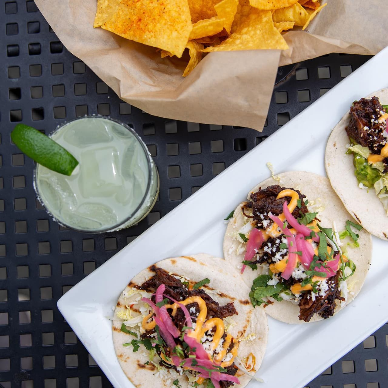 <b><a href="https://www.saltandlimecabo.com/">Número 1: Salt & Lime Cabo Grill (6006 Falls Of Neuse Rd Raleigh, NC 27609)</a></b>. Se promocionan así: “En un ambiente informal y acogedor, Salt & Lime ofrece una experiencia única de California Bistro inspirada en los auténticos sabores de Baja California y las tradiciones mexicanas, con una lista sabrosa y en constante cambio de cocina moderna y, por supuesto, margaritas”.