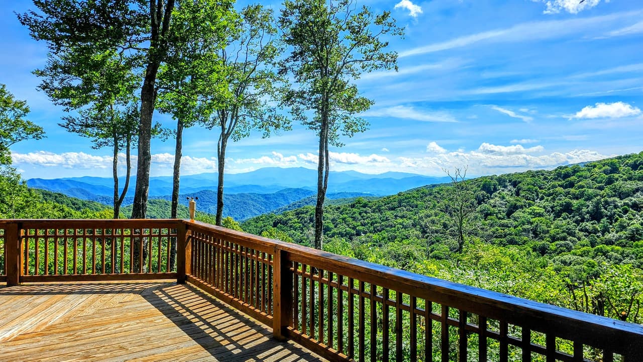 <b>Roan Mountain (Bakersville)</b>:
<br>
<b>Sitio web</b>: 
<a href="https://www.fs.usda.gov/recarea/nfsnc/recarea/?recid=48626">https://www.fs.usda.gov/recarea/nfsnc/recarea/?recid=48626</a> 
<br>
<b><a href="https://goo.gl/maps/xX9s4LxcfqR3LGP69">Cómo llegar</a> </b>
<br>
<br>El Roan Mountain Gardens Trail es una caminata fácil de 1 milla a través de los populares jardines de la zona. El sendero se divide en tres bucles, cada uno adecuado para excursionistas de todas las edades. El primer bucle es un sendero interpretativo pavimentado y accesible para personas con limitantes de movilidad y que cuenta con 16 estaciones codificadas con información en un folleto gratuito que explica las plantas exóticas y raras que se encuentran en la montaña.