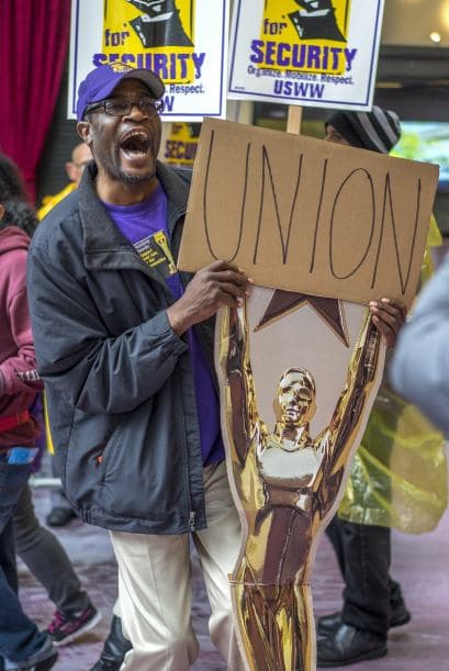 Los Oscars están a la vuelta de la esquina y entre la lluvia y las protestas de trabajadores del sindicato y una polémica réplica de la estatuilla de 8' pies, inspirada en la recien muerte del actor Phillip Seymour Hoffmann, han dado al evento una cara de la industria poco conocida por muchos.