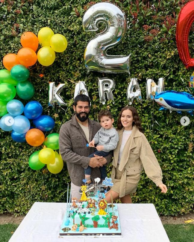 Este 14 de abril 
<b>Burak Özçivit y su esposa Fahriye Evcen</b> celebraron el segundo cumpleaños de su 
<b><a href="https://www.univision.com/famosos/conoce-al-pequeno-hijo-de-burak-ozcivit-el-galan-de-amor-eterno-fotos">hijo Karan</a></b>. 
<b> </b>
<br>