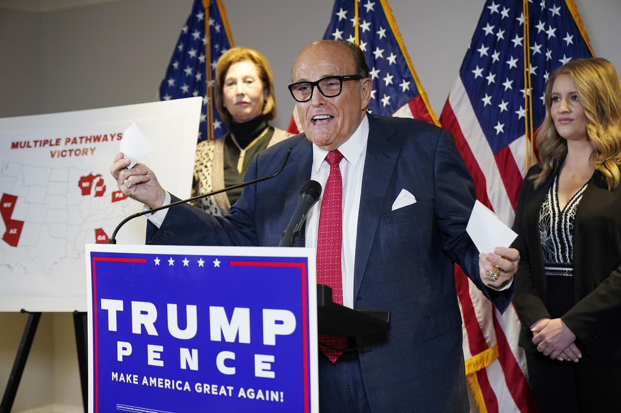 <b>AHORA: </b>Después de sugerir que se ampliara su mandato por la emergencia del 11-S -una idea que fue rotundamente descartada- Giuliani pasó a la vida privada, pero no tan privada. Puso en marcha una rentable empresa de seguridad y se presentó sin éxito a la candidatura republicana a la presidencia en 2008. Sus aventuras como partidario y agente del presidente Donald Trump están bien documentadas, y dieron lugar a la suspensión de su licencia de abogado en su estado natal.