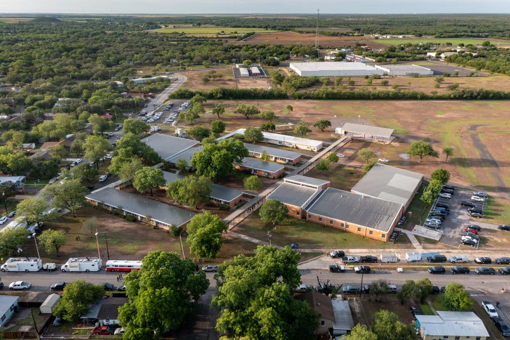 En esta imagen aérea de la escuela primaria en donde ocurrieron los hechos, se aprecia a las fuerzas del orden trabajando en el lugar este miércoles, menos de 24 horas después de la matanza, perpetuada por un joven de 18 años que había sido alumno de esa escuela.