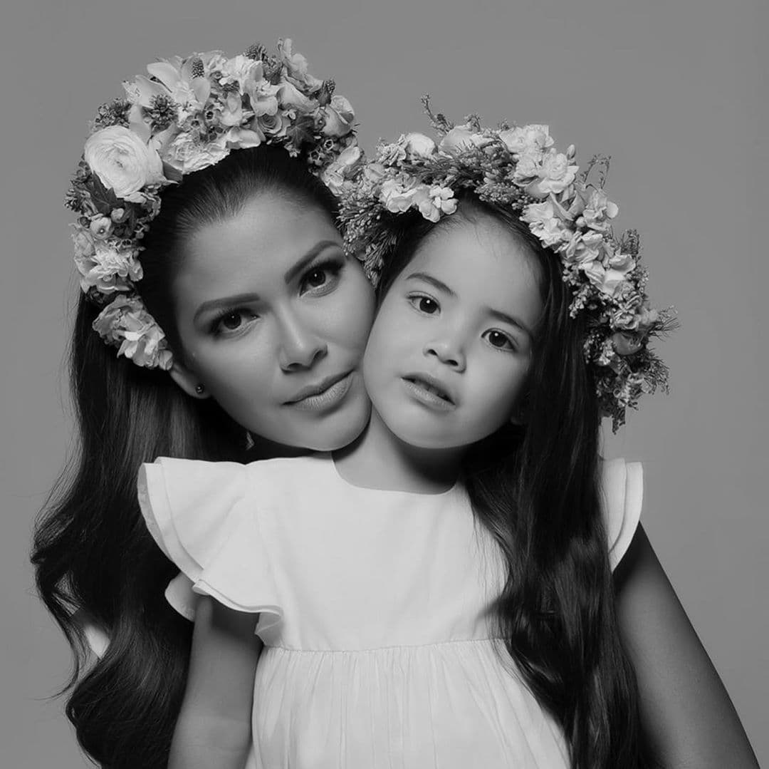 ¿Qué parecido encuentras entre la presentadora y Giulietta? En esta fotografía se puden percibir mejor los rasgos físicos que tienen en común.