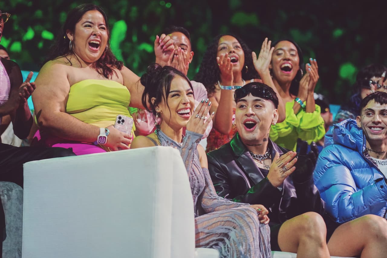 Tras su impactante actuación, la artista subió nuevamente al escenario para recibir el premio como Artista On The Rise Femenina.
<br>