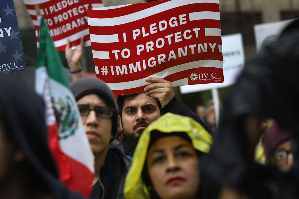 Previo a la marcha, la legisladora federal Nydia Velasquez cuestionó "¿Quién no es inmigrante en esta ciudad?", de acuerdo con EFE.