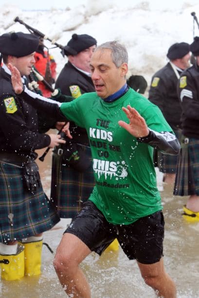 ¡Lo hizo!Mira lo congelado que quedó el comediante Jimmy Fallon luego de aceptar el reto que le hizo el alcalde de Chicago Rahm Emanuel de lanzarse a las congeladas aguas del Lago Chicago durante el Polar Plunge 2014 y con un temperatura de 2 grados